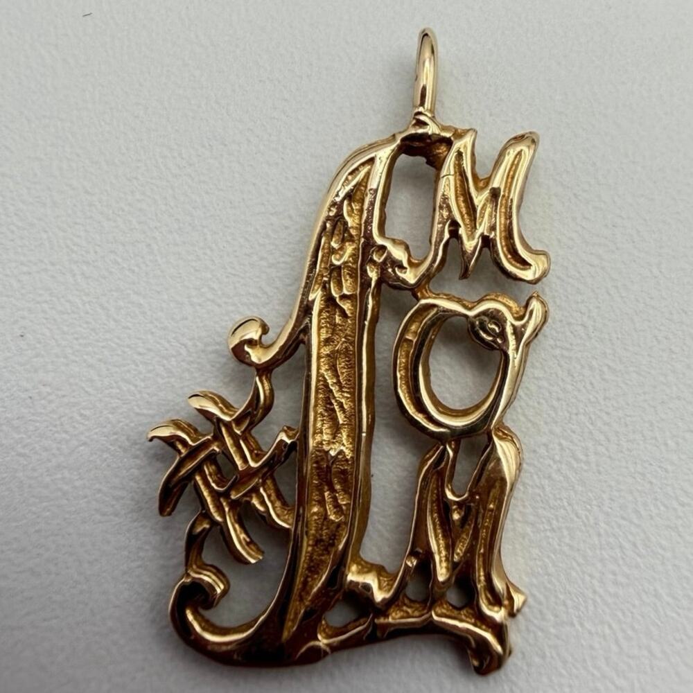Vintage 14K Yellow Gold Script MOM Charm Pendant Fine Estate Jewelry 1.38g
